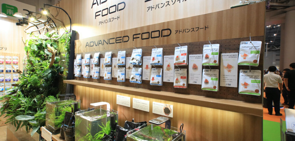 展示ブースにアドバンスフードが並んでいる
